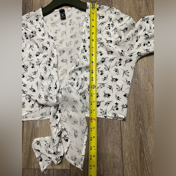 🛍️Windsor Cute short sleeve crop shirt with tied bottom side Small - Picture 4 of 9